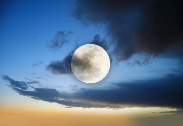 月亮代表什么情感_月亮象征什么心情